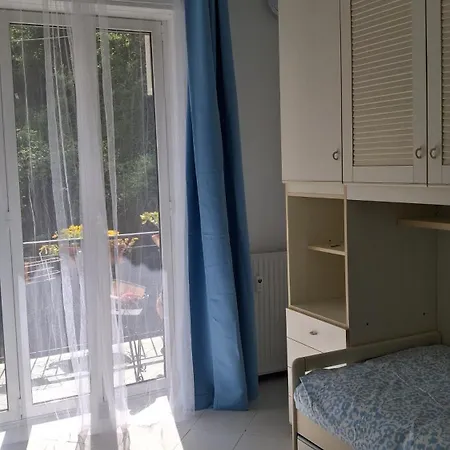 Black And White Family Home , 2 Bedrooms, Air Conditioning